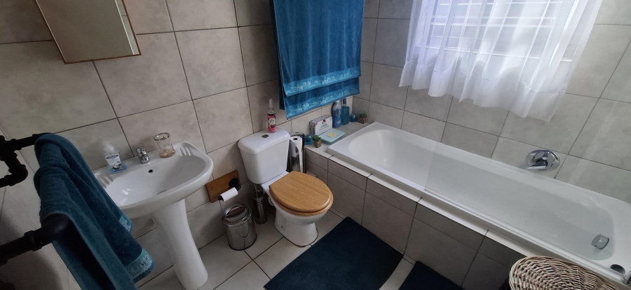 To Let 3 Bedroom Property for Rent in Normandie Western Cape